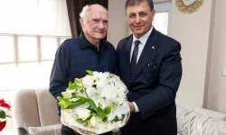 Başkan Tugay'dan lise öğretmenini duygulandıran ziyaret