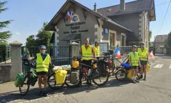 Bisikletli Fransız gezgin aile İzmir'de