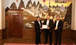 'İlmek İlmek Türkiye' halı motifi Vali Fidan'a armağan edildi