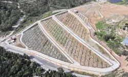 İzmir'de 'çift katlı' mezarlık!