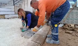 Kadın Başkan kaldırım taşlarını döşedi