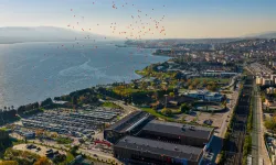 Kocaeli'de turuncu balonlar şiddetsiz dünya için gökyüzüne bırakıldı