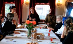 Kağıda taşınan gül figürleri Kocaeli'de sanatseverleri etkiledi