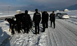 Ağrı'da infaz ve koruma memurlarından yol yardımı