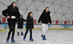 Ankara Keçiören'de sömestir eğlencesi gerçek buz pistinde
