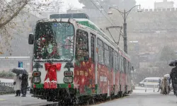 Bursa'da nostaljik tramvay süsleriyle yeni yılın simgesi oldu