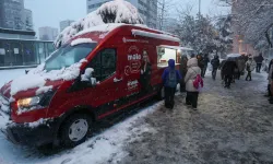 İstanbul Bakırköy'de karda sıcak çorba keyfi