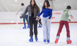 İzmir'de kışın keyfi buzda yaşanıyor