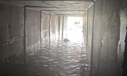 İzmir'de sağanak yağış sonrası araçlar dereye sürüklendi