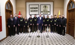 Konya Büyükşehir judocuları kupalarını Başkan Altay'a takdim etti