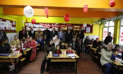 Mustafa Palancıoğlu öğrencilere karnelerini dağıttı