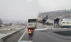 İnegöl'de yollar buz pistine döndü! Araçlar yolda kaldı