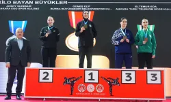 Bursa Büyükşehirli karateciler kürsüden inmedi