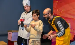 Bursa'da çocuklar 'Kayıp Şapka Macerası' ile kahkahaya doydu