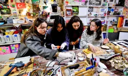 İzmir Bornova'da gençler atıkları sanata dönüştürdü