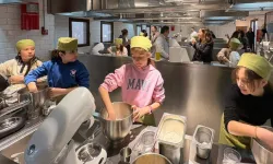 Marmaris'te ilkokul öğrencilerinden gazi ailesine pide