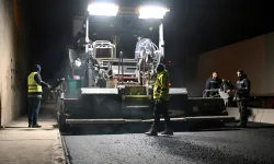 İzmir Bornova'da yağmur sonrası asfalt serimi başladı