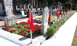 Kocaeli Büyükşehir'den 18 Mart öncesi şehitliklerde titiz çalışma