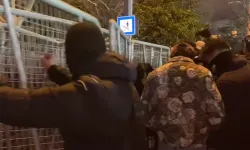 Saraçhane'de polis bariyerlerine saldıran maskeli 35 şüpheli gözaltında