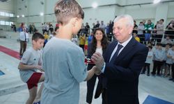 Bursa Osmangazi Yüzme Şenliği’nde Kazananlar Kupalarını Aldı