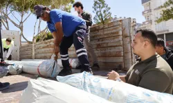 Antalya'da Kumlucalı çiftçilere hortum sonrası destek