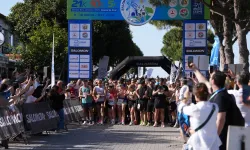 Çeşme'de rekor katılım... 43 ülkeden 3 bin 450 sporcu rüzgar eşliğinde koştu