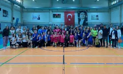 Futsal'da şampiyon Elmasbahçeler Salih Şeremet Ortaokulu