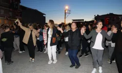 İzmir Çiğli'de binlerce kişi baharın renklerinde buluştu