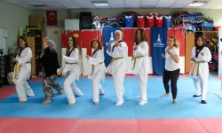 Kadınlar şiddete karşı kuşak giydi