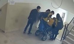 Engelli öğrencinin yardımına öğretmeni ve arkadaşları yetişti