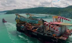 Dünyanın en büyük üçüncü yarı batık vinç gemisi İstanbul Boğazı'ndan geçiyor
