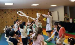 İstanbul'da minikler bilimin renkli dünyasını eğlenerek keşfediyor