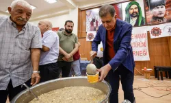 İzmir'de Başkan Tugay aşure lokmasını paylaştı