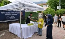 Manisa'da YKS adaylarına su ve limonata ikramı