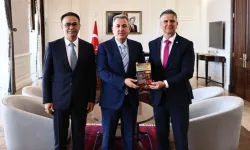Vali Elban'a İzmir Eğitim Müfettişleri'nden 'Disiplin Soruşturması' kitabı