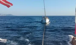 Fethiye açıklarında sürüklenen teknedeki 5 kişi kurtarıldı