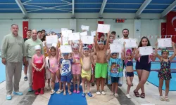 Osmangazi'de geleceğin yüzücüleri sertifikalarını aldı