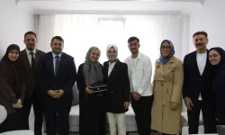 Bakan Göktaş, yeni evli çiftin ilk misafiri oldu