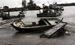 Düzce Akçakoca'da fırtına 14 tekneye zarar verdi