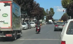 Düzce'de Kuyumcuzade Bulvarı'nda tehlikeli yolculuk kamerada