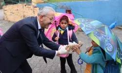 İzmit'te yağmura rağmen 'Beslenme Saati'ne devam