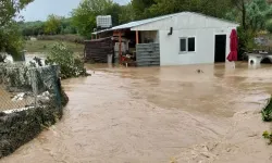 Mudanya Yalıçiftlik'te ev sular altında kaldı... Mahsur kalan adını MAK kurtardı