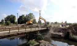 Söğütlü Beşdeğirmen köprüsünde yenileme işlemleri yıkım ile başladı