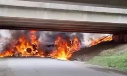 Anadolu Otoyolu'nda tır köprüden düştü! Sürücü son anda kurtuldu