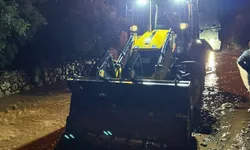 Antalya Büyükşehir ekiplerinin yağmur mesaisi gece boyunca sürdü