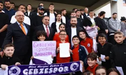 Gebzesporlu futbolcular öğrencilerin yüzünü güldürdü