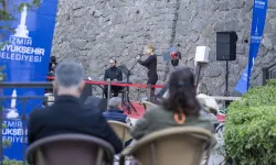 İzmir Şato Kütüphanesi'nde ders molasında müzikli motivasyon