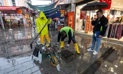 İzmir'de yağış mesaisi... İZSU tam donanımıyla sahada