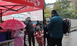 İzmit'te Beslenme Saati yağmur çamur dinlemiyor