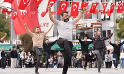 İzmit'ten Cumhuriyet'e 41 kişilik zeybekli selam